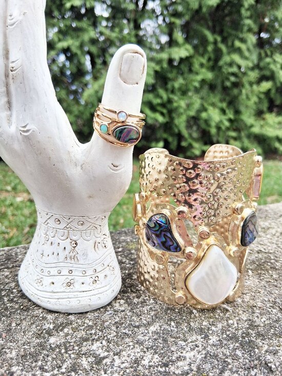 Unknown Brand Jewelry - 2 items - Hammered Gold Cuff Bracelet with Mother-of-pearl and Stones + Ring